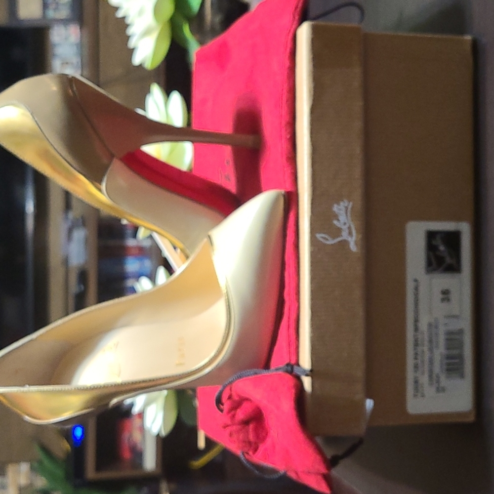 Christian Louboutin Tucsy Nude/Gold patent leather pumps size 35